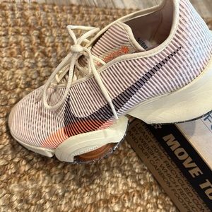 8.5 women’s NIKE  NWOT